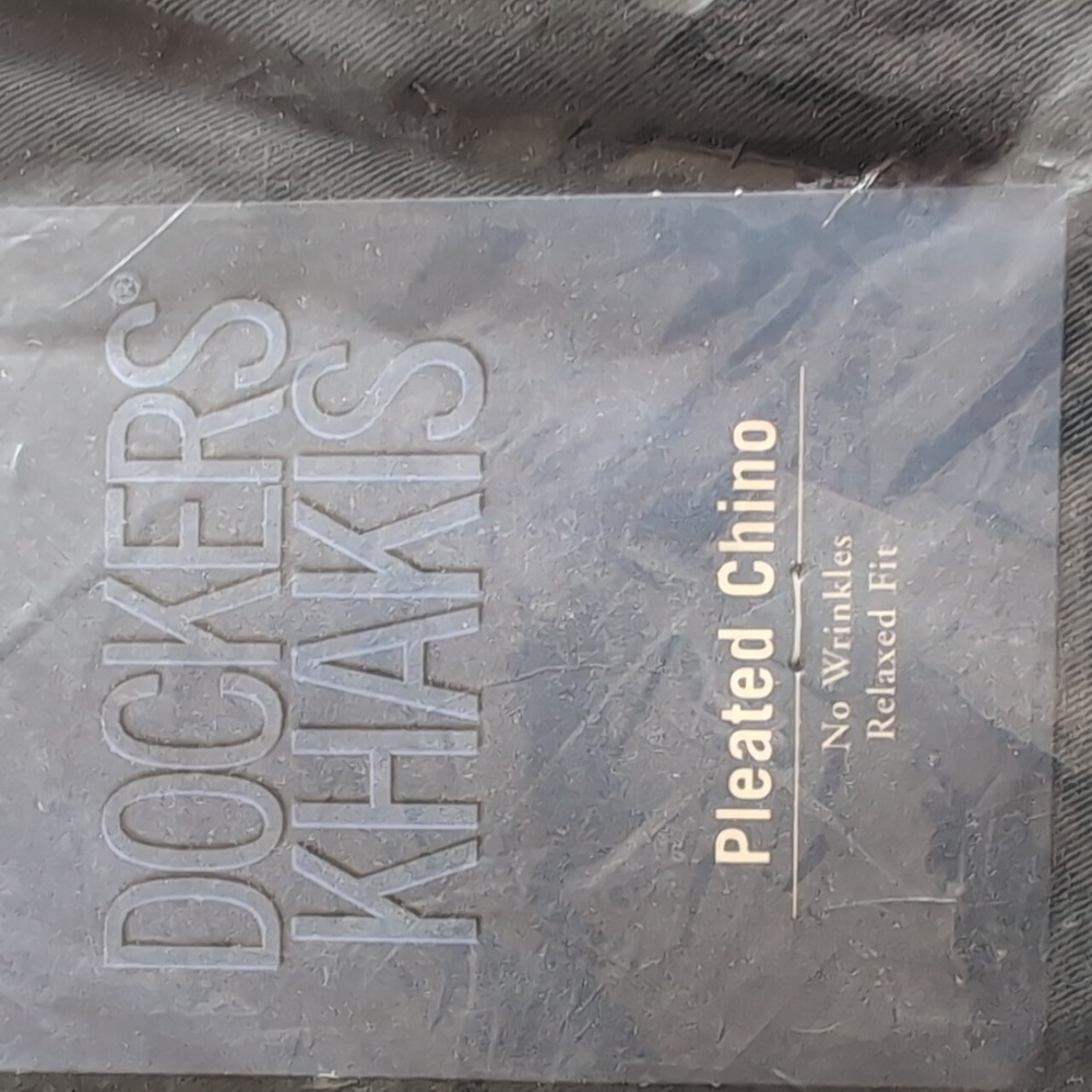 Size 40 Men's Dockers pleated chino pants